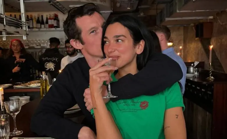 Dua Lipa confirmó su compromiso con Callum Turner y reveló todos los detalles de su historia de amor