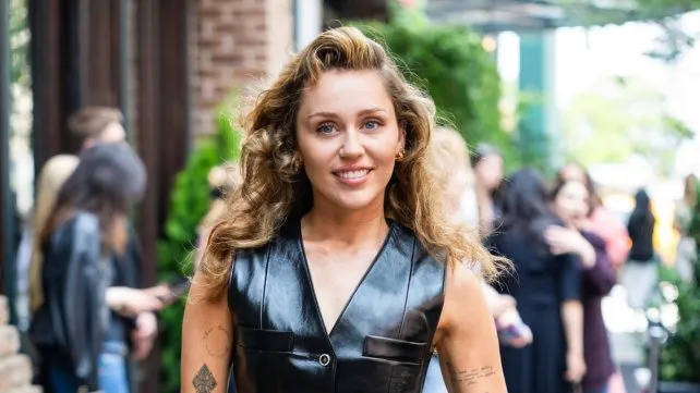 Miley Cyrus estrena “Secrets”, una canción dedicada a su padre Billy Ray, en la edición deluxe de Something Beautiful