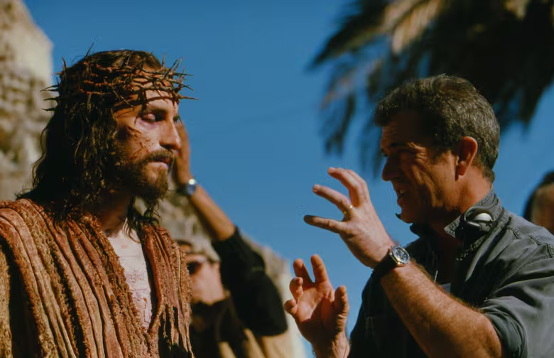 Mel Gibson dirigiendo a Jim Caviezel en el rodaje
