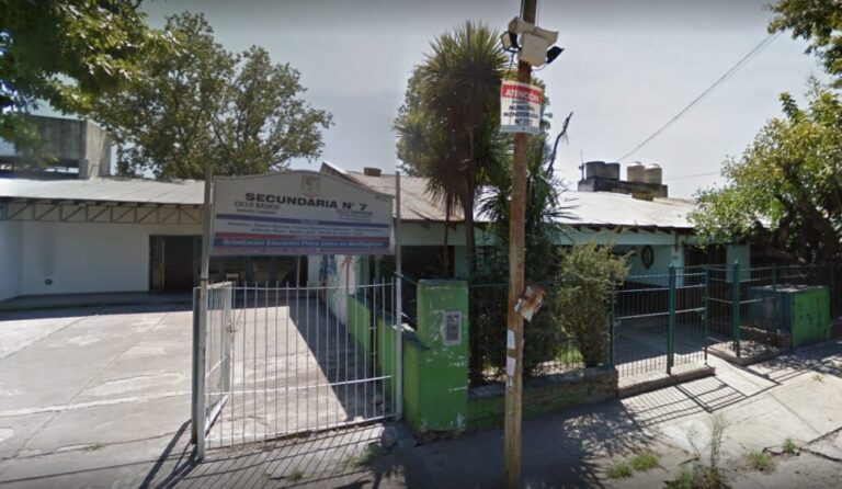 VILLA TESEI: DOCENTES IMPIDEN EL CIERRE DE UN CURSO EN UNA SECUNDARIA