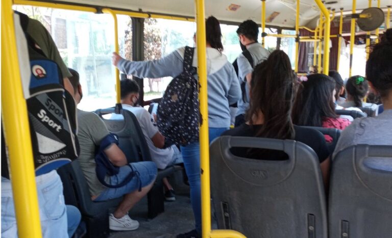 DESDE HOY SE PUEDE VIAJAR PARADO EN TRENES Y COLECTIVOS