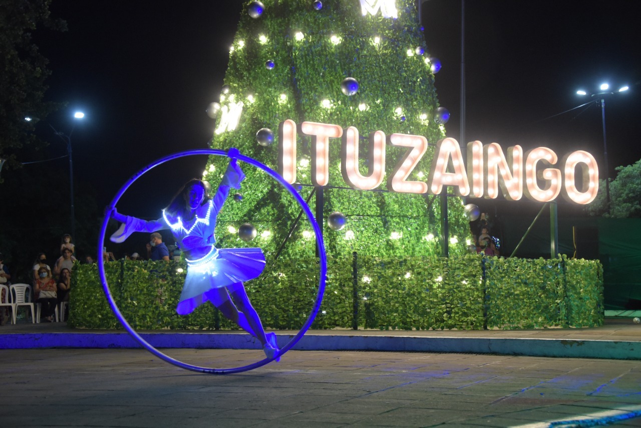 En Ituzaingó inauguraron el árbol navideño para celebrar las fiestas